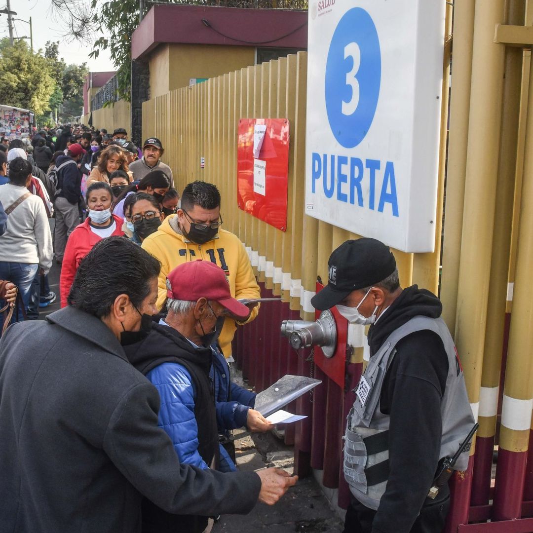Fila de personas para ingresar al Hospital General de México el 20 de enero 2026.